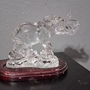 Princess House Clear Glass Elephant on Dark Base